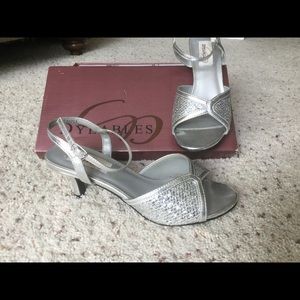 Dyeables Silver Sequined Kitten Heel size 6